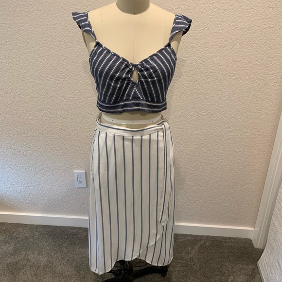 American Eagle Pinstripe with Keyhole Crop Top - Picture 2 of 7